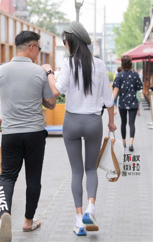 【街拍】性感灰色瑜伽裤美女(点击浏览下一张趣图)
