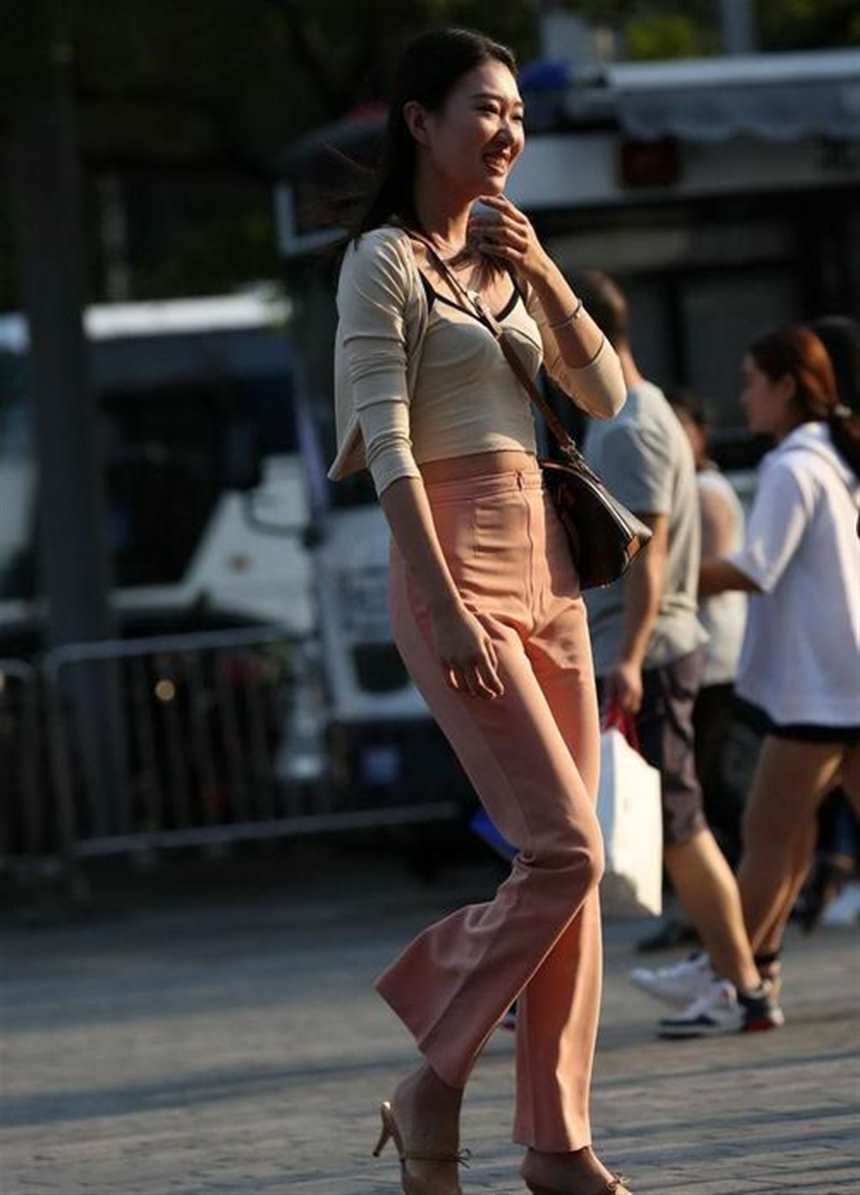街拍: 穿粉色紧身热裤身材超棒的美女, 一看就是练过瑜伽!(点击浏览下一张趣图)