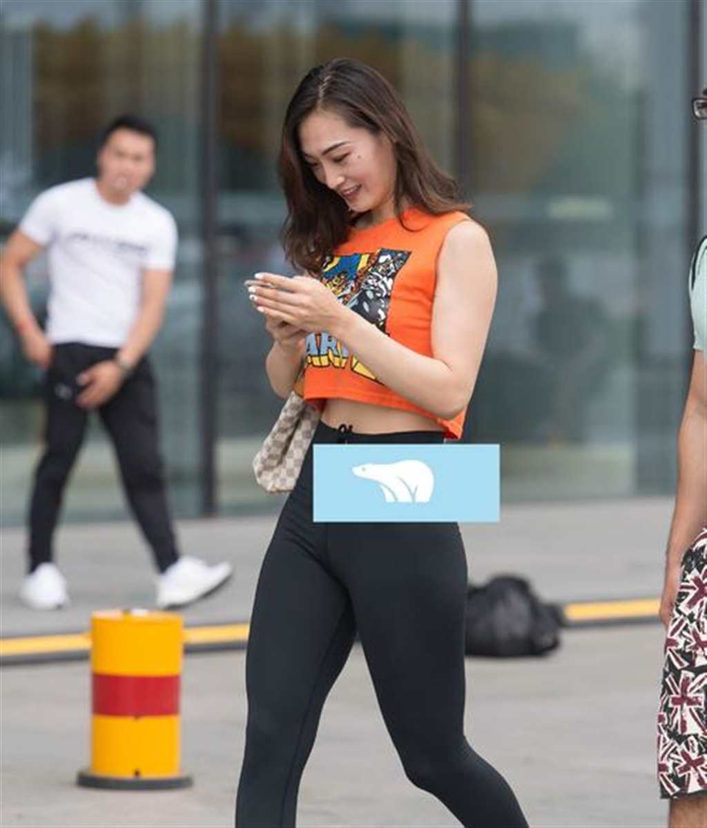 街拍时尚,看手机的美女,一看就知道是练过瑜伽的(点击浏览下一张趣图)