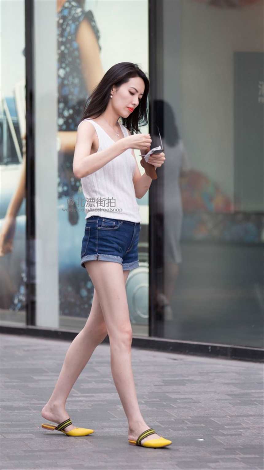 帝都街拍# 北京街拍更新,好看的背心裤衩趿拉板(点击浏览下一张趣图)
