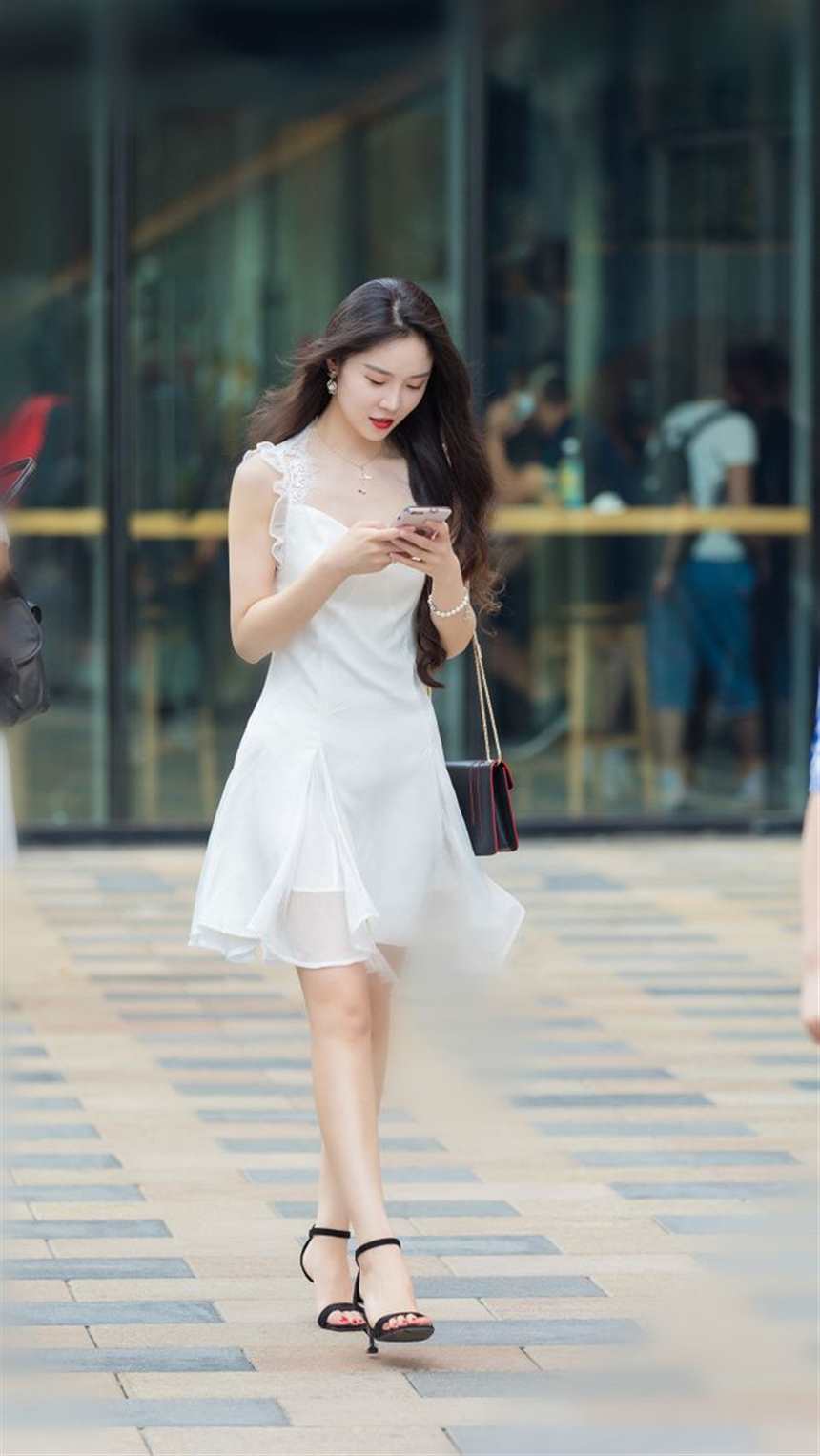 北京街拍:冷淡风连衣裙的搭配,极简系列专属的冰美人!(点击浏览下一张趣图)