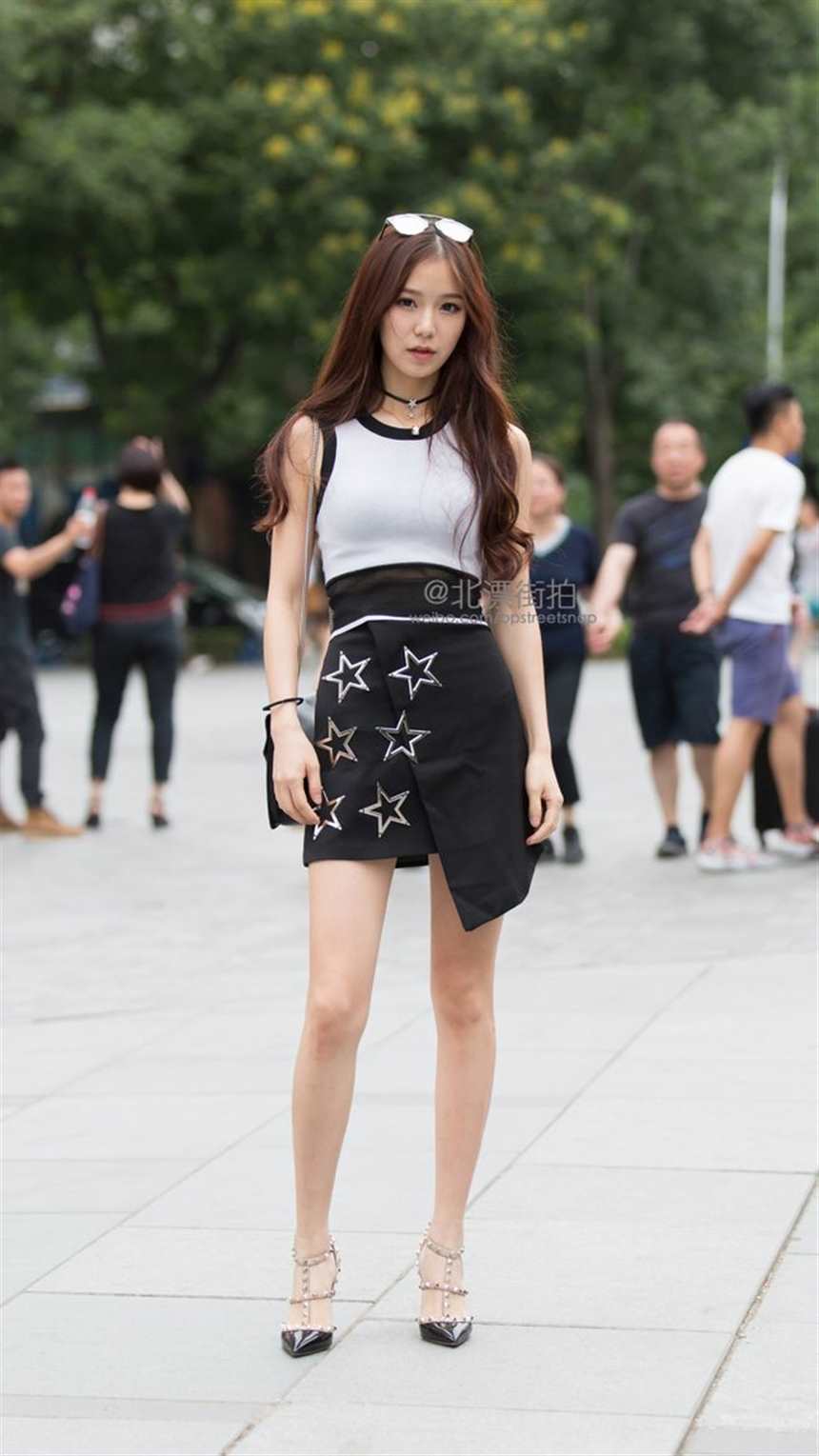 帝都街拍# 北京街拍更新,五角星短裙,简单利落的黑白(点击浏览下一张趣图)
