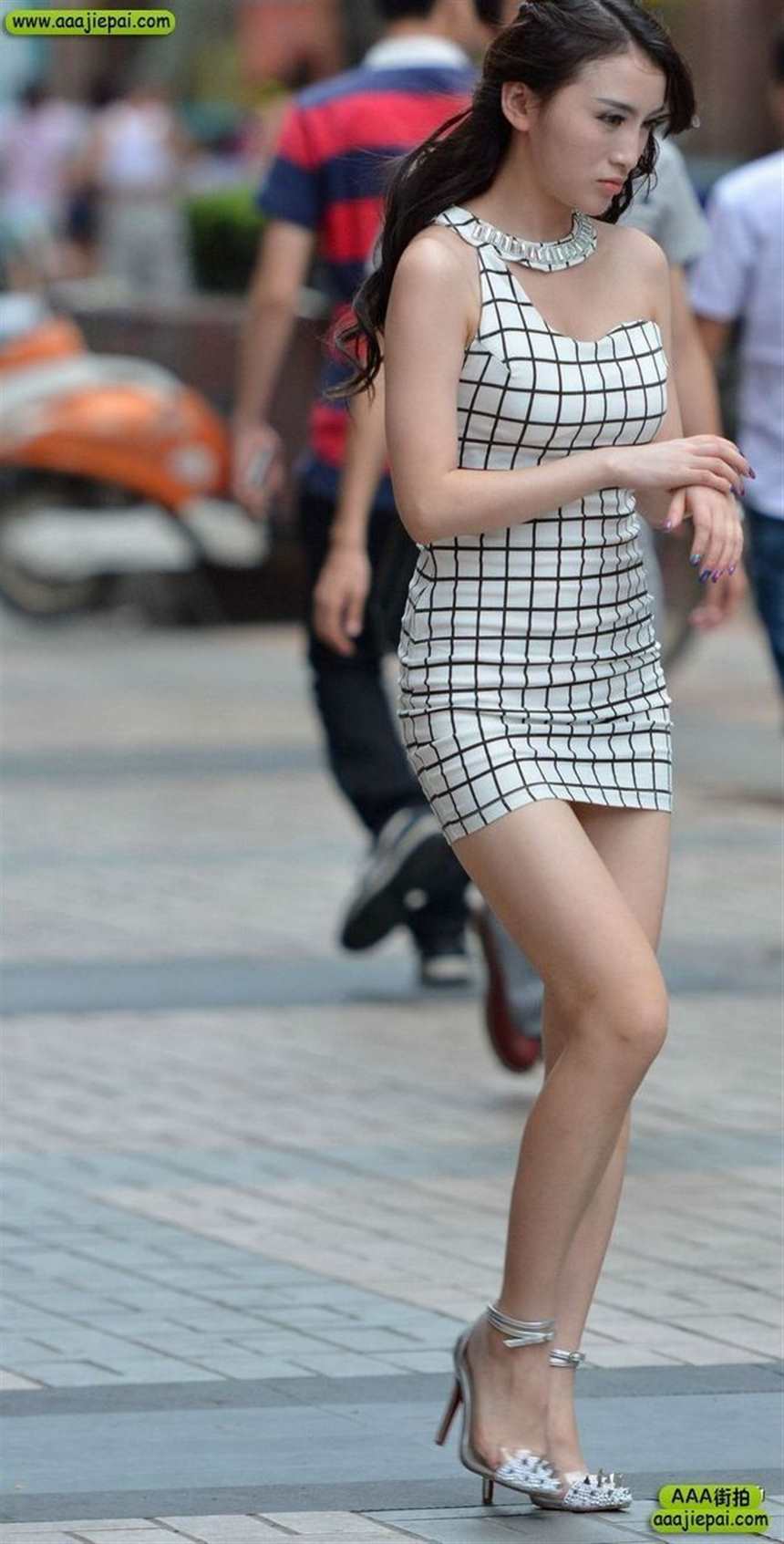 街拍短裙长腿时尚气质美女(点击浏览下一张趣图)