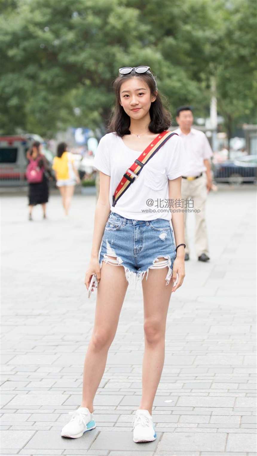 帝都街拍# 北京街拍更新,白t白鞋热裤美腿(点击浏览下一张趣图)