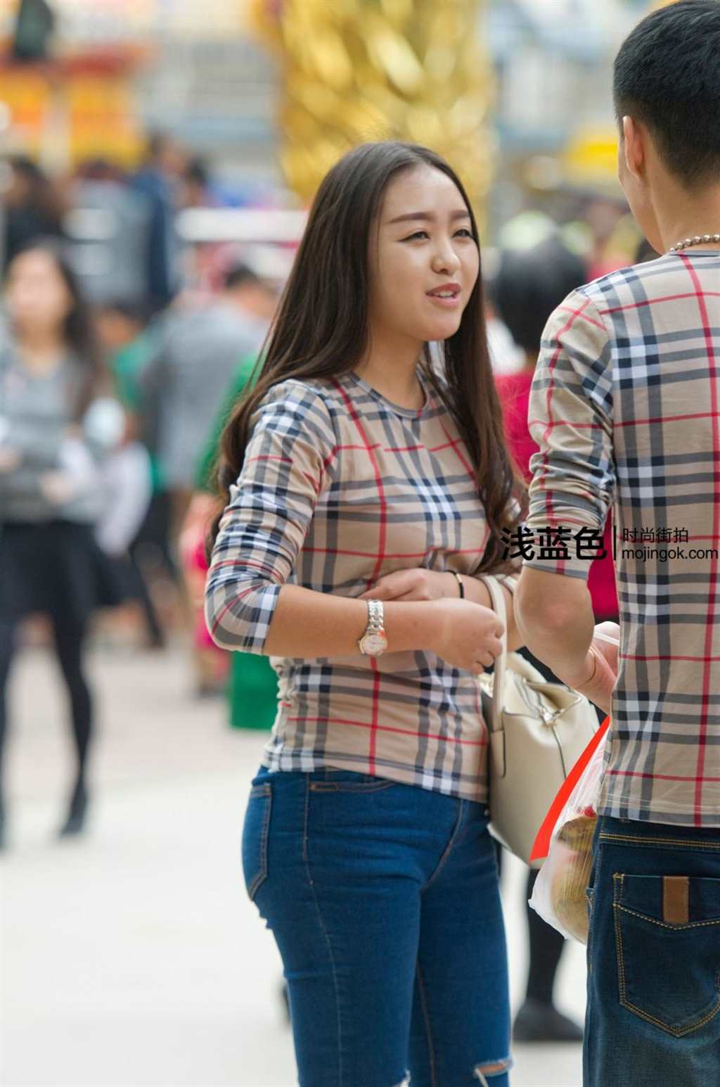 街拍:北京破洞牛仔裤翘臀美女,与男朋友情侣衫(点击浏览下一张趣图)