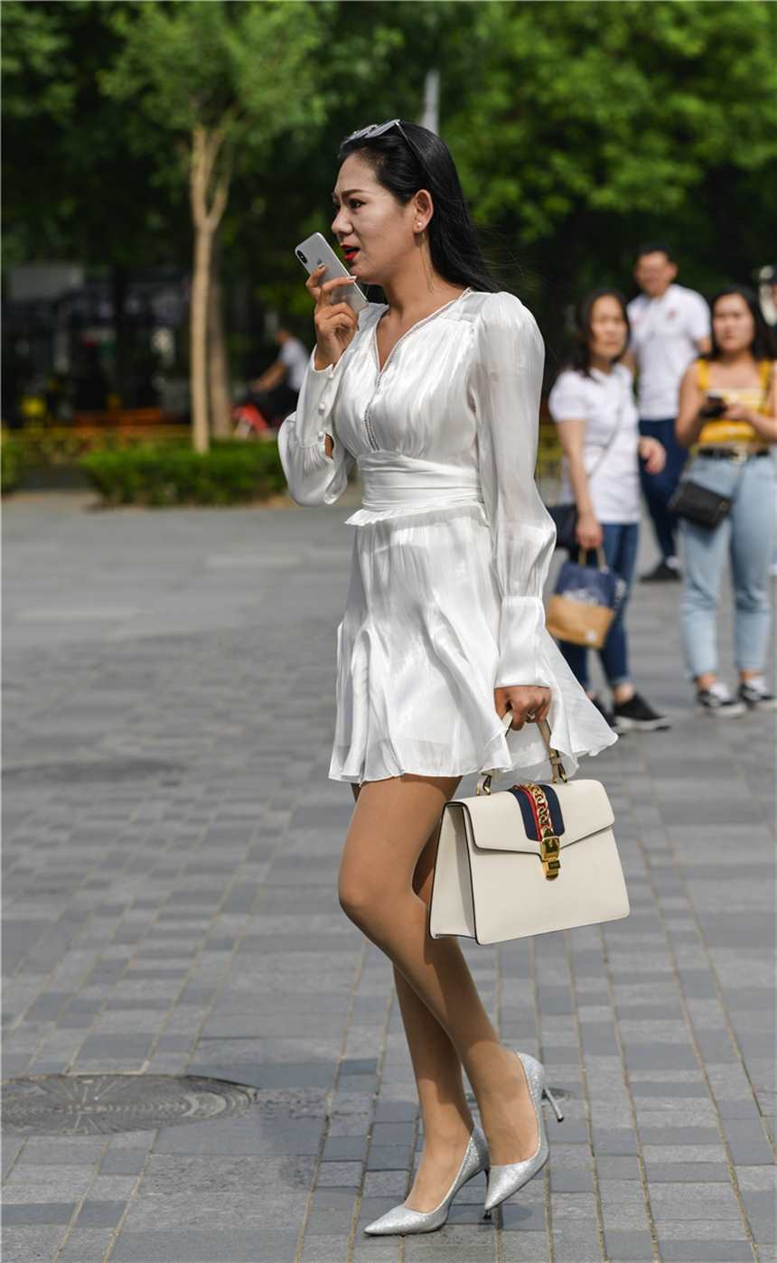 街拍联盟:成熟女人穿白裙肉丝,也能穿出小仙女的感觉(点击浏览下一张趣图)