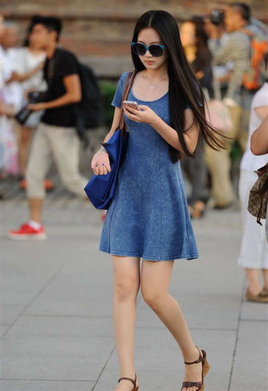 街拍:蓝色的诱惑,美女长裙展露白嫩的性感美腿(点击浏览下一张趣图)
