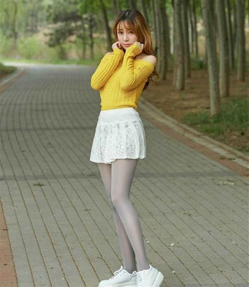 校园街道上偶遇的美女穿白色蕾丝短裙配上灰色丝袜(点击浏览下一张趣图)