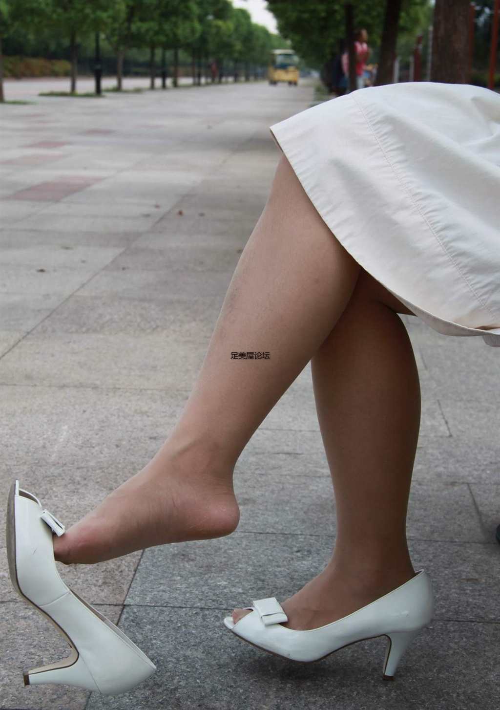 白裙肉丝丰腴少妇,纤瘦的丝袜美足美感十足,就是透过丝袜可以看到脚底(点击浏览下一张趣图)