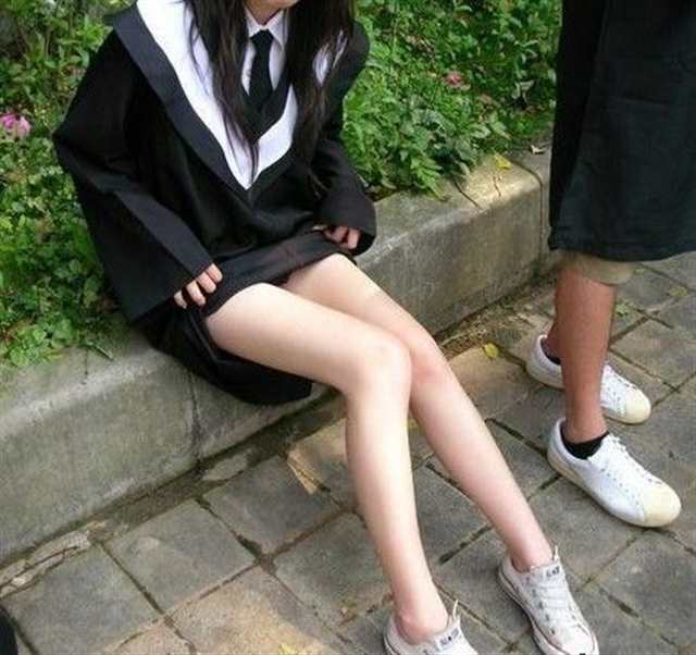 猫扑上那个穿学士服的美女露腿的照片(点击浏览下一张趣图)