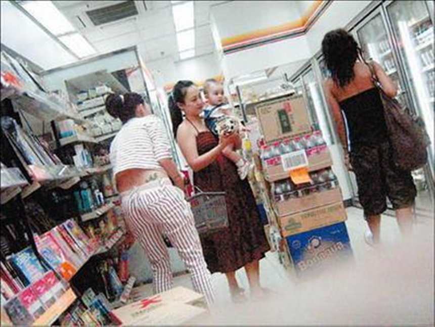 广西性感骚女友第一次真空逛超市(19p)(5)(点击浏览下一张趣图)