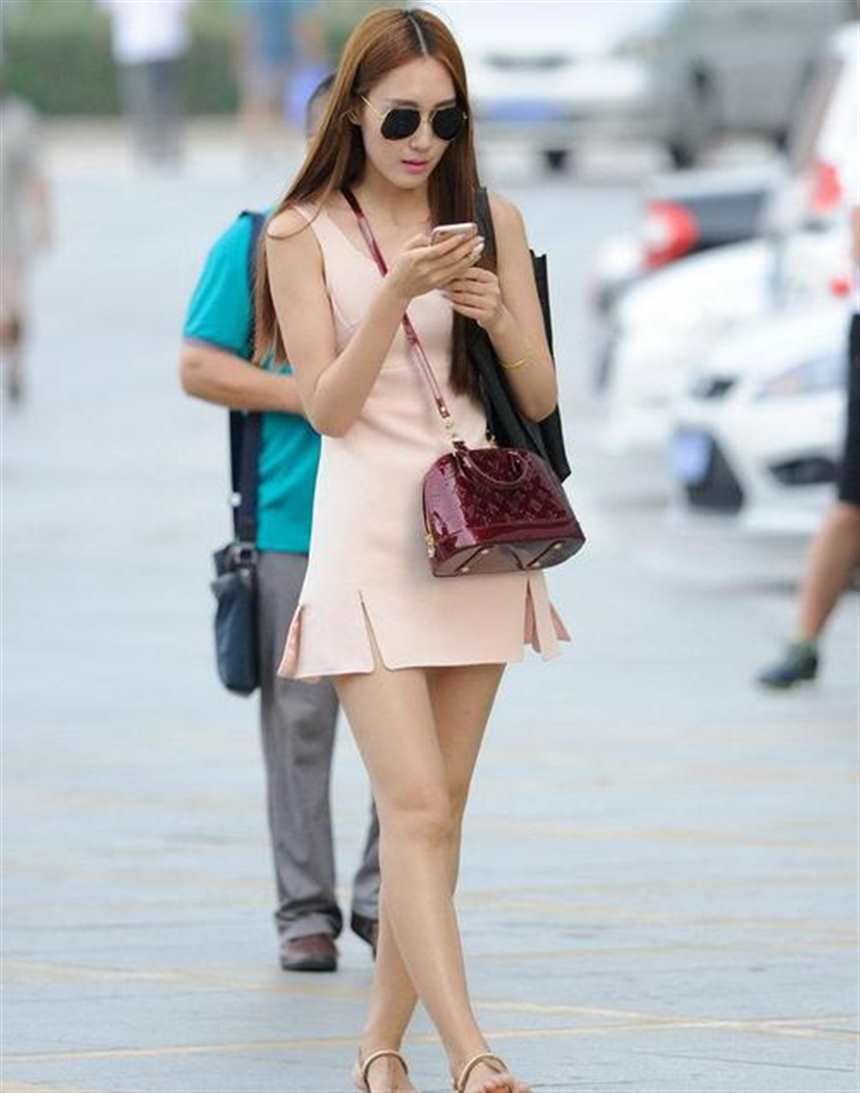 路人街拍 穿着侧开叉粉色连衣裙的00后, 标准好身材(点击浏览下一张趣图)