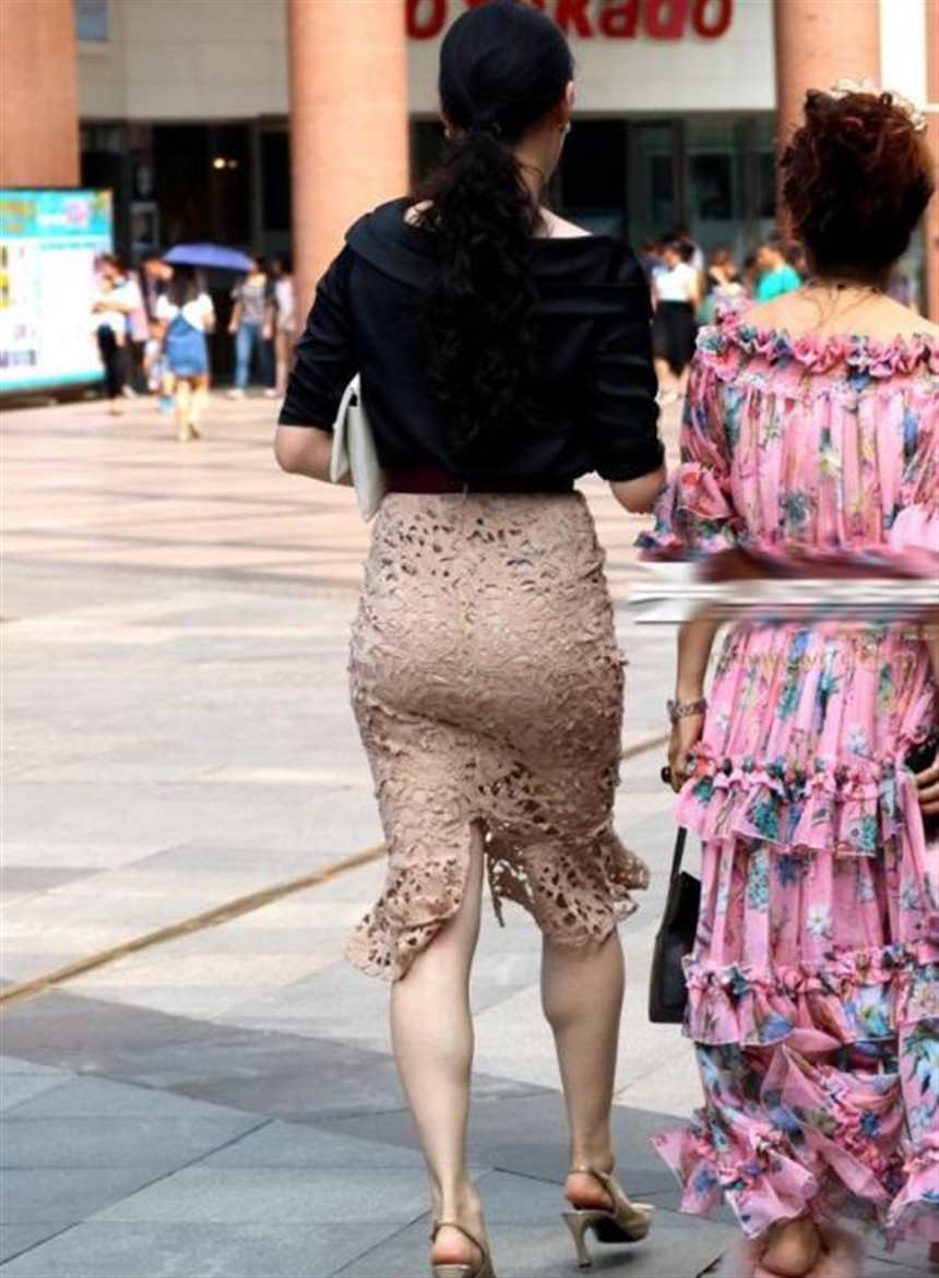 路人街拍: 镂空包臀裙的背影小姐姐, 圆润的臀部, 完美的身材(点击浏览下一张趣图)