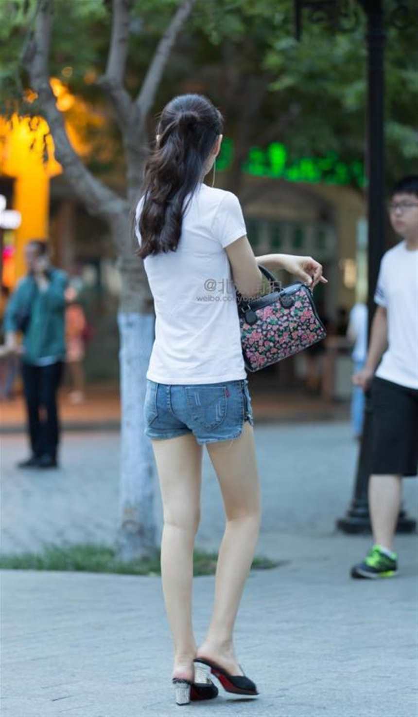 哈尔滨街拍, 一组东北姑娘, 个个都是大白腿(点击浏览下一张趣图)