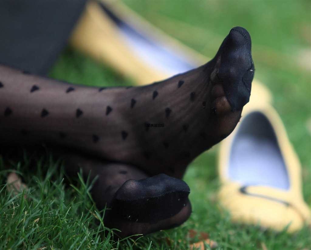 [街拍丝足] 草地上少妇的黑丝斑点脚底,脚型不错,就是脚尖不是透明的(点击浏览下一张趣图)