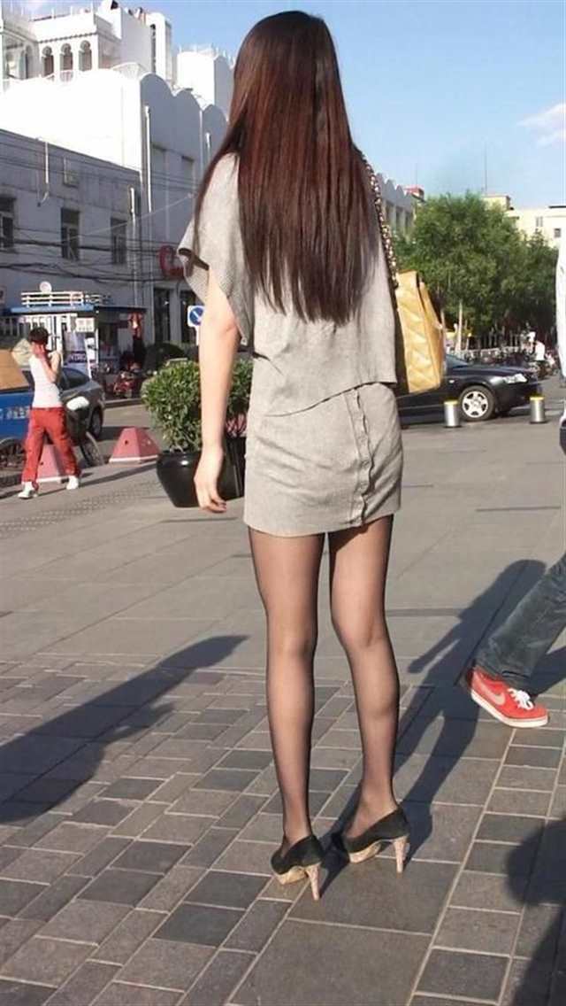 街拍摆摊少妇上下失守走光太香艳(图)(2)(点击浏览下一张趣图)