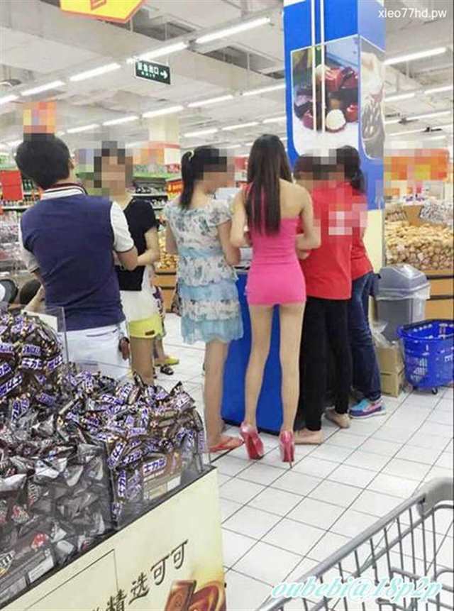 中国超短裙真空逛超市 老汉:太有伤风化(5)(点击浏览下一张趣图)