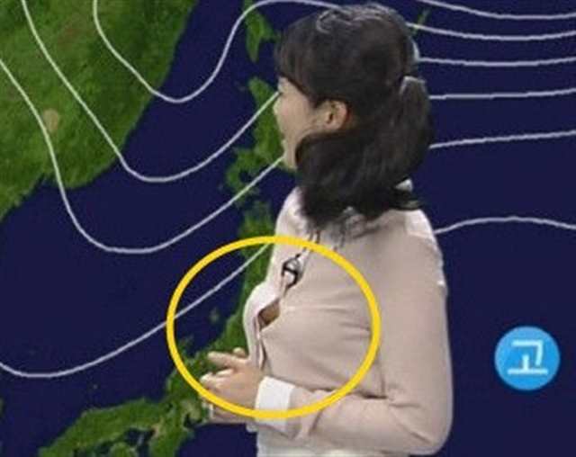 韩国女主播在播气象途中惊见衬衫被撑开露出半边胸部.(点击浏览下一张趣图)