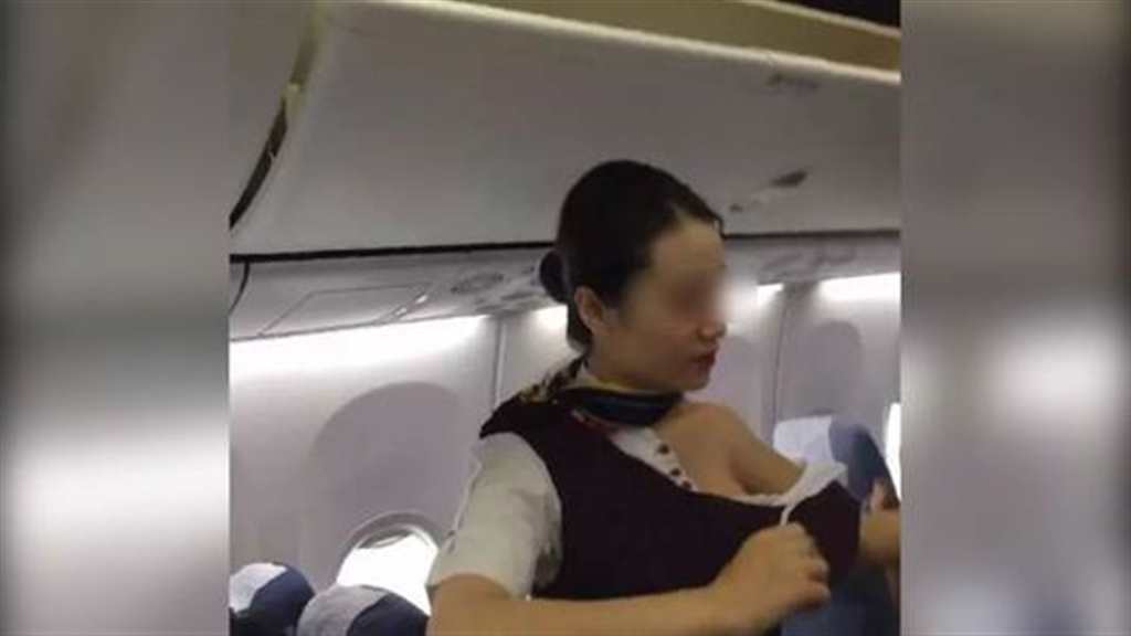 空姐衣服被乘客撕坏露出肩膀(点击浏览下一张趣图)