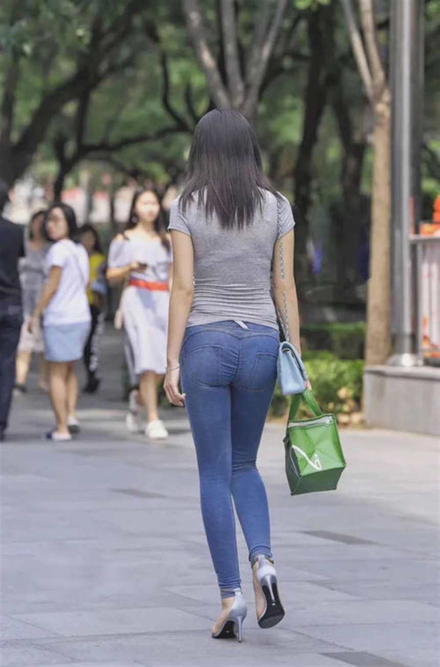 美女穿紧身牛仔裤的背影美妙绝伦,臀型曲线得到了时尚(点击浏览下一张趣图)