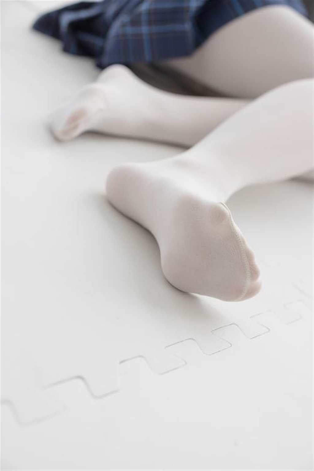 森萝财团浅灰系列萝莉丝袜写真(2)(点击浏览下一张趣图)