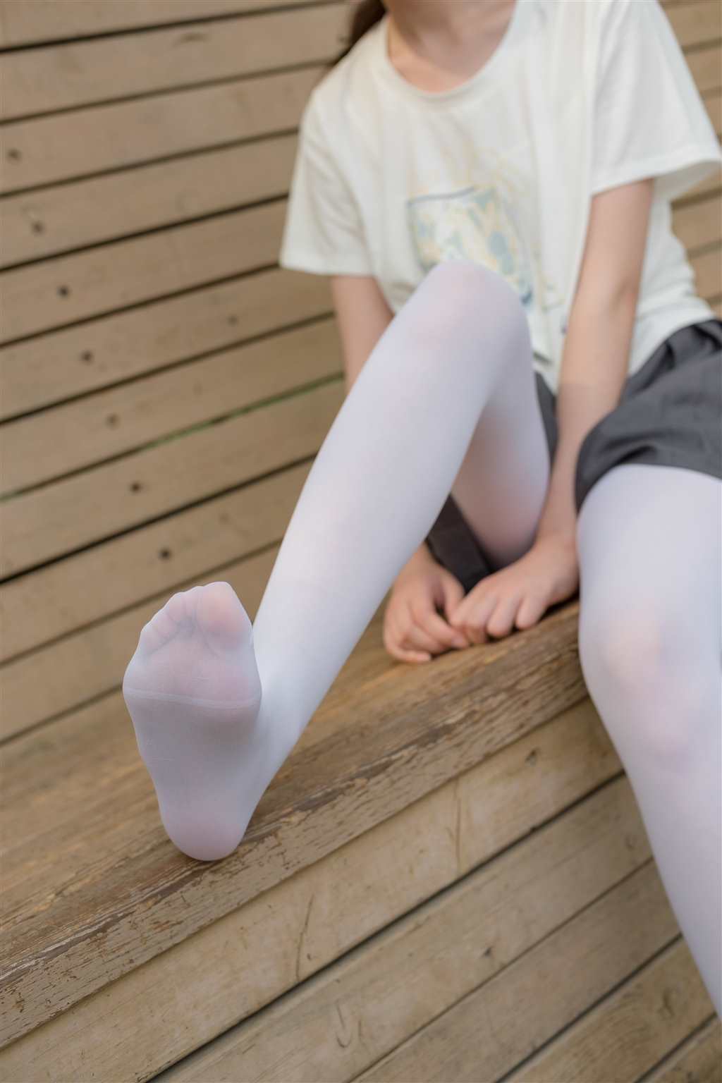  [森萝财团]萝莉r15-014 白色短袖与灰色短裤加白色丝袜美腿玉足公园内(点击浏览下一张趣图)