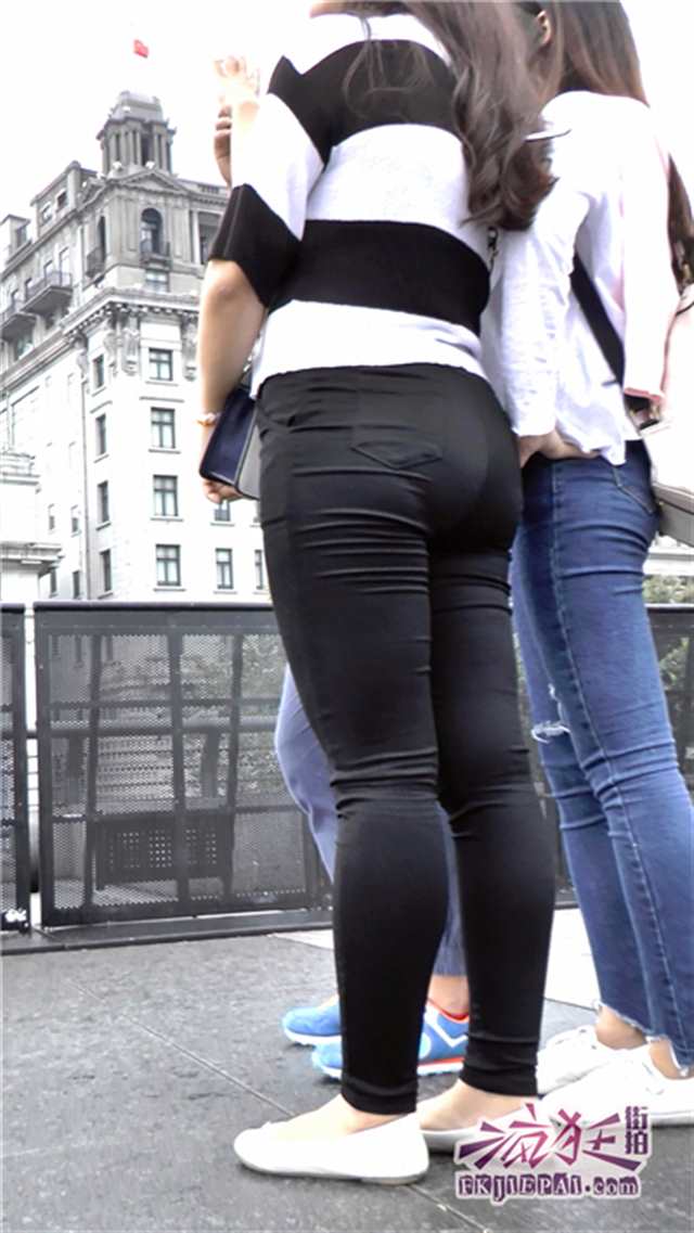 [牛仔裤] 街拍雨中的黑裤肥臀(点击浏览下一张趣图)