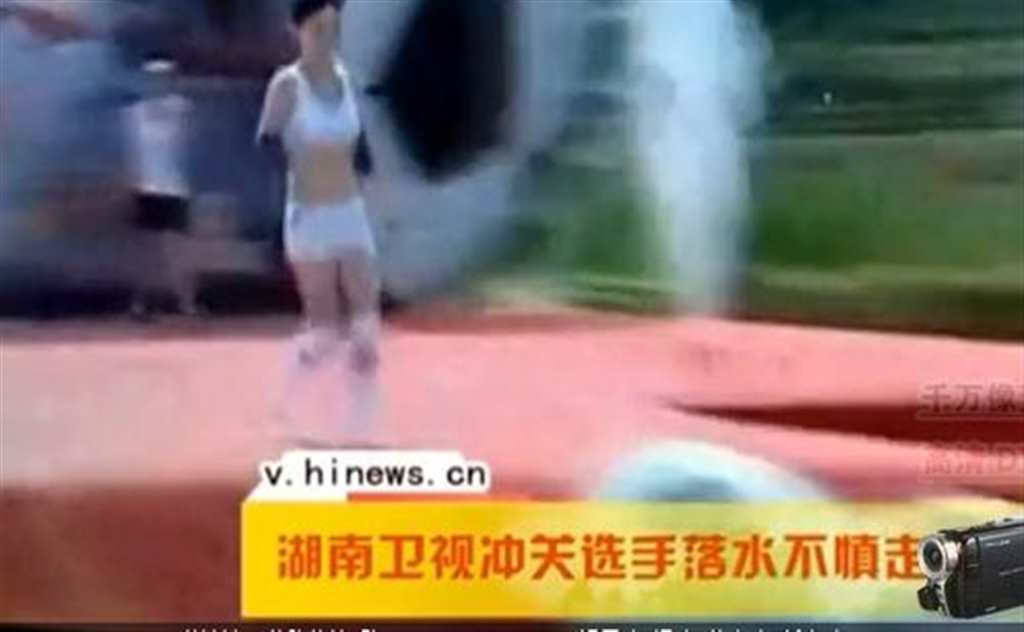 湖南卫视冲关落水露双乳摄影大哥给足镜头(2)(点击浏览下一张趣图)