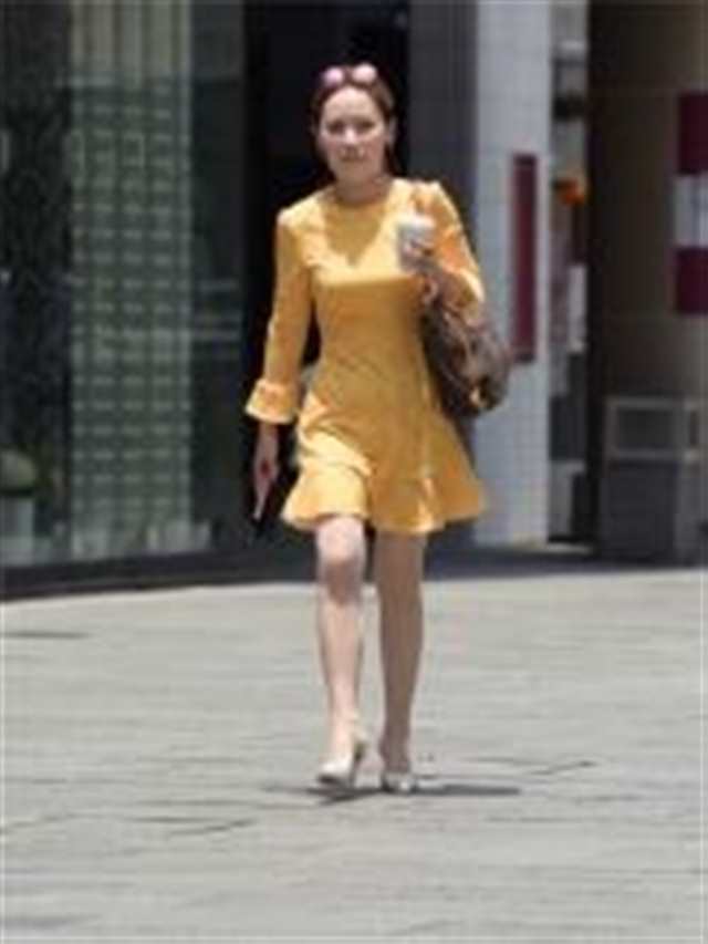 街拍联盟:阳光下的肉丝美妇,黄色套裙显得那么风韵(点击浏览下一张趣图)