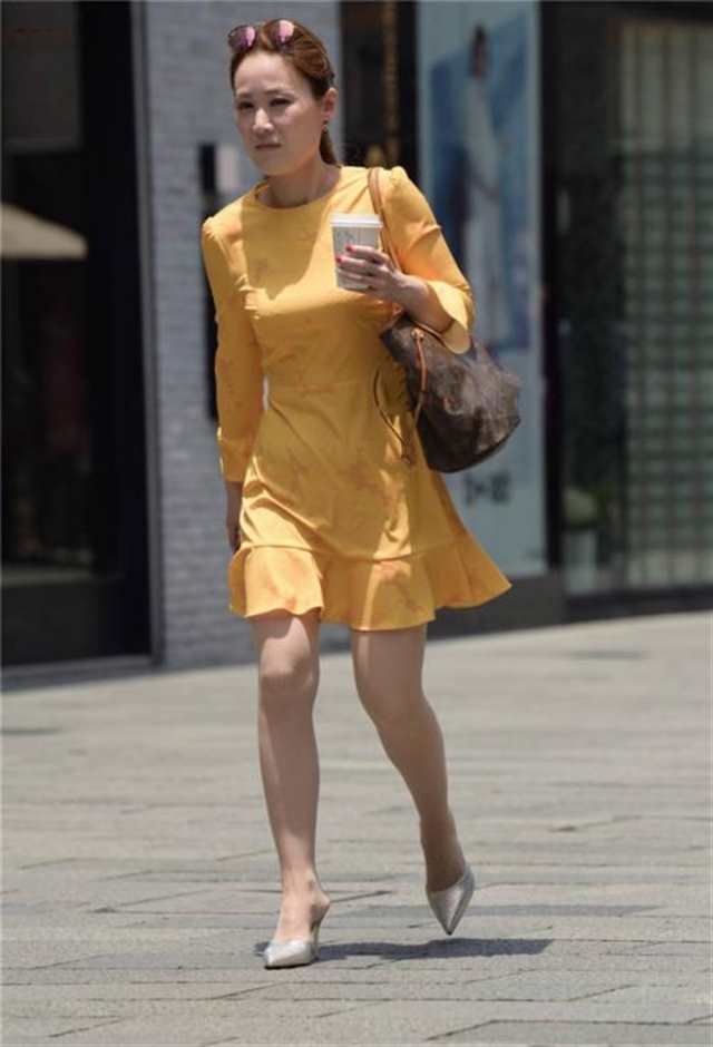 街拍联盟:阳光下的肉丝美妇,黄色套裙显得那么风韵(点击浏览下一张趣图)