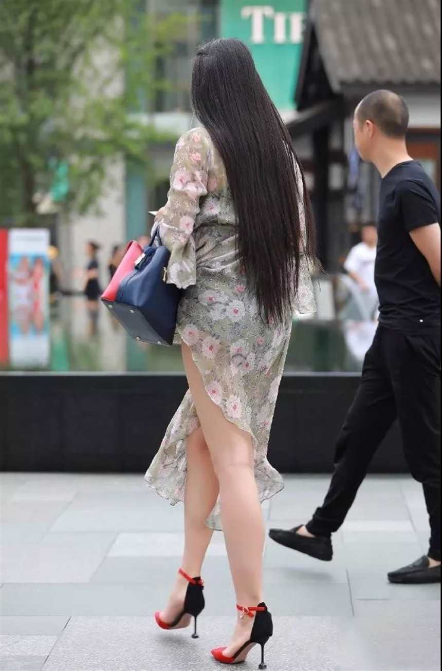 街拍:风韵性感的一个长发美腿成熟美妇,略显丰满的身姿让人着迷(点击浏览下一张趣图)