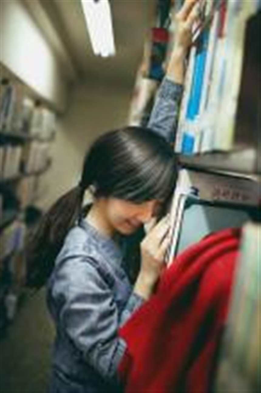 图书馆偶遇美女换衣淡雅恬静写真(2)(点击浏览下一张趣图)