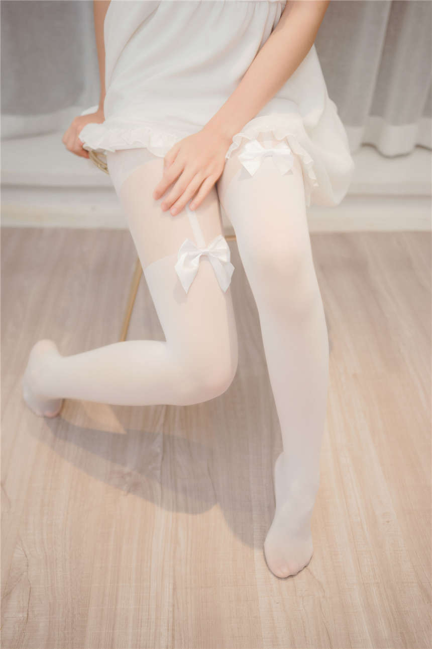 白色连裤袜女生露内私房性感照片(2)(点击浏览下一张趣图)