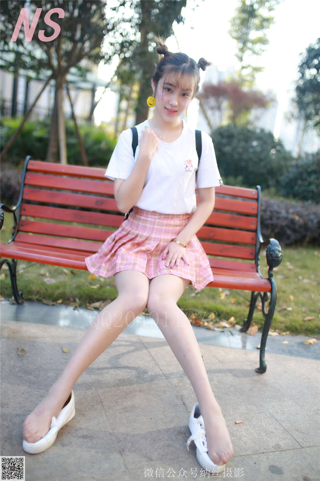 夏天女生穿短裤下蹲时福利风光照片(4)(点击浏览下一张趣图)