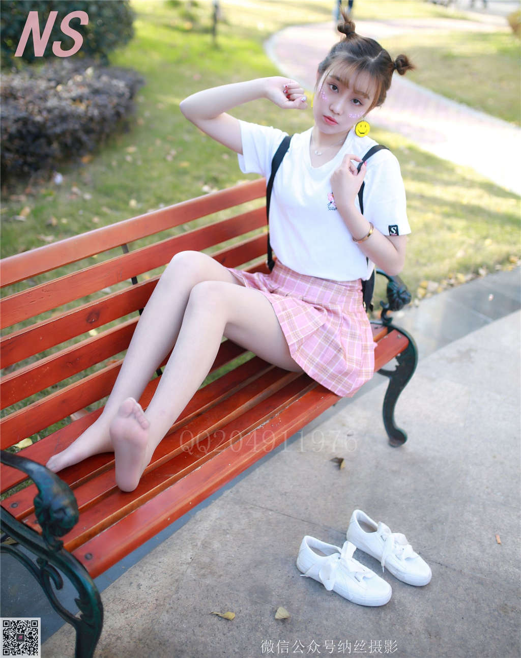 格子裙琴子校园帆布鞋长椅写真(4)(点击浏览下一张趣图)