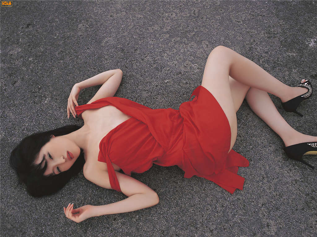 饥饿放荡的熟妇红色纱裙没穿胸罩躺在马路上写真(点击浏览下一张趣图)