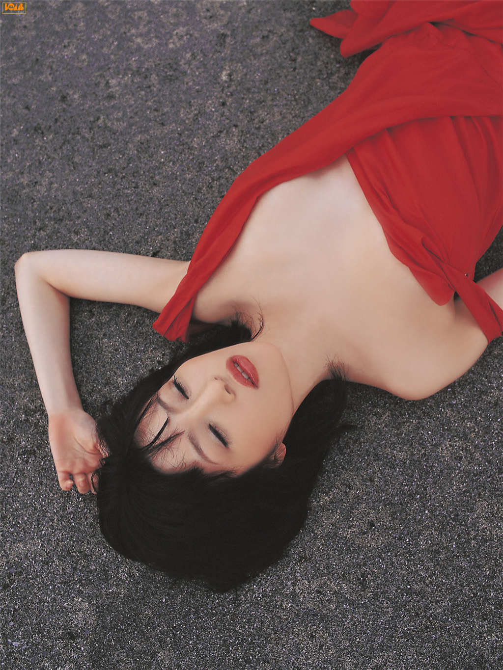 饥饿放荡的熟妇红色纱裙没穿胸罩躺在马路上写真(4)(点击浏览下一张趣图)