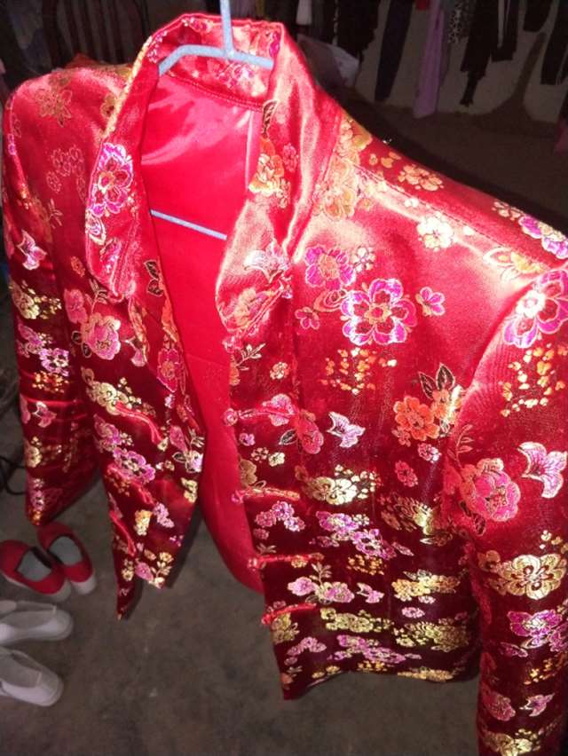 查看穿红缎棉袄的媳妇 你媳妇那两件棉布袄真不错