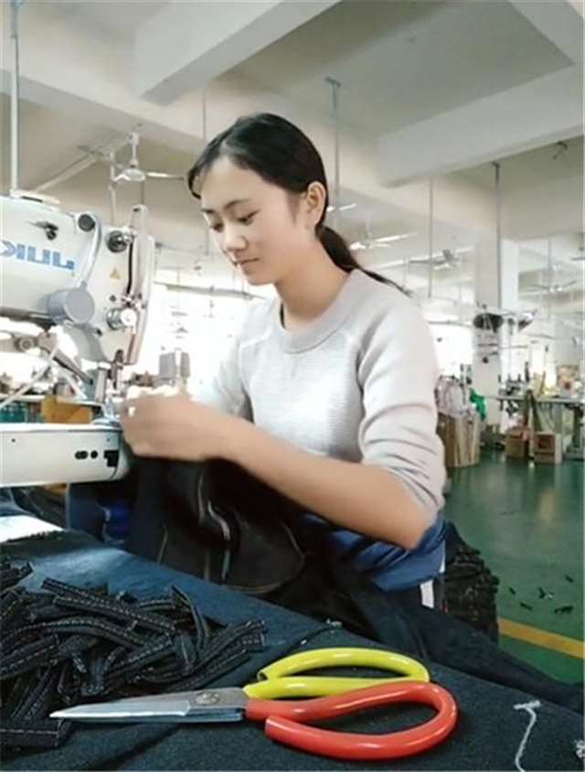 在服装厂睡过的女孩