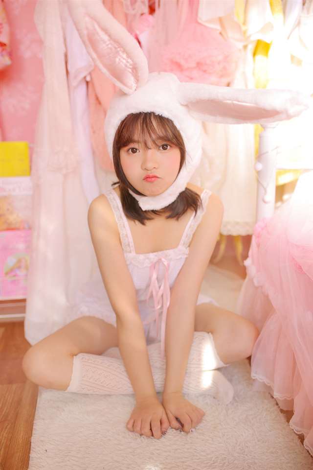 清纯美女兔兔的粉色内衣性感自拍