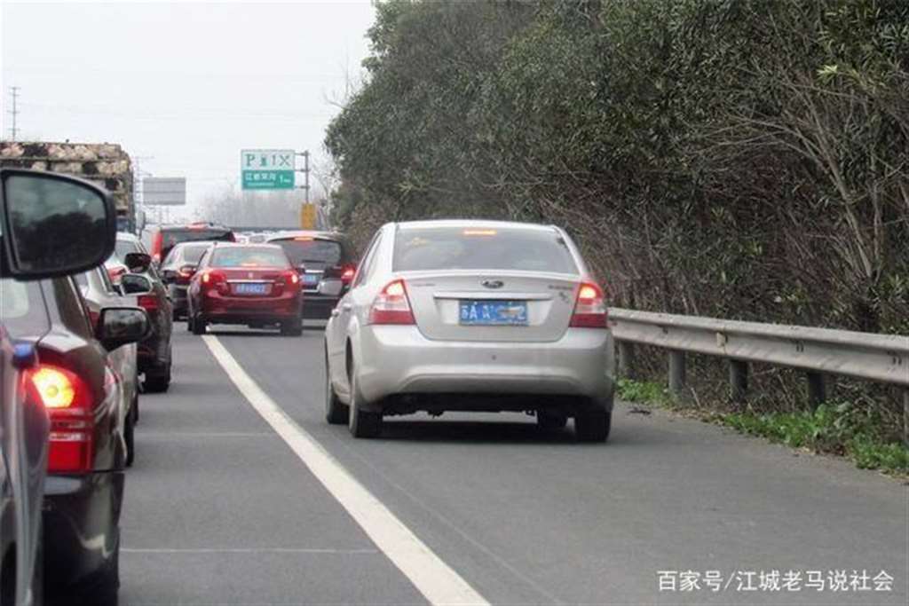 捡到美女扔的垃圾袋都有啥？闻起来味道很香！