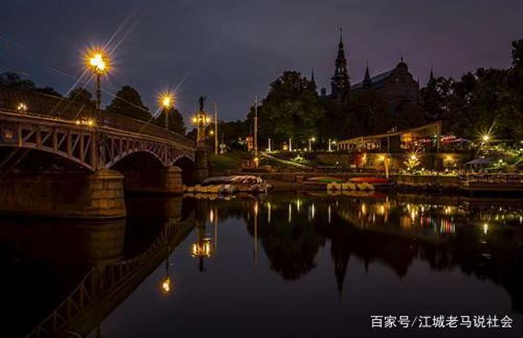 捡到美女扔的垃圾袋都有啥？闻起来味道很香！