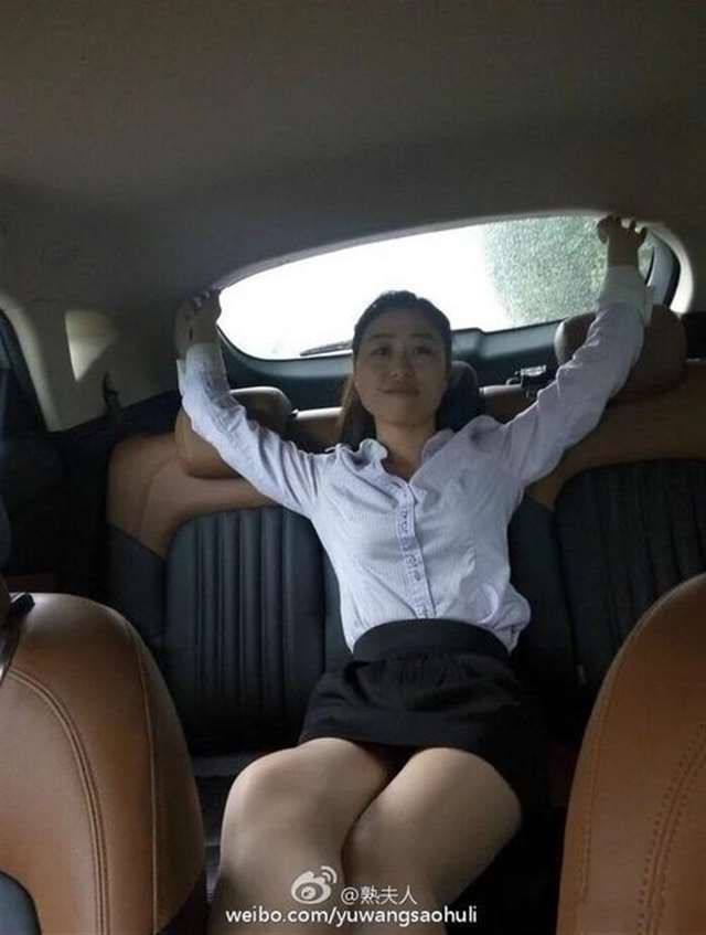 轻熟女发微博制服诱惑