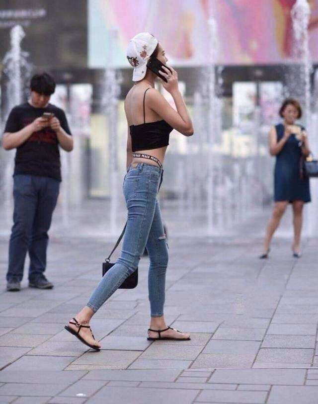 女生腰上两根黑带子是内裤吗