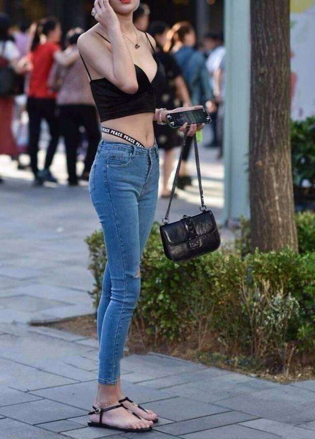 女生腰上两根黑带子是内裤吗