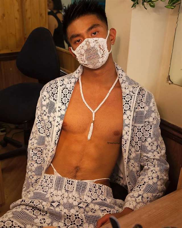 为什么穿低腰裤的女生腰上总有两根带子