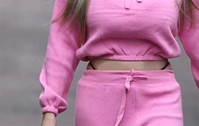 为什么穿低腰裤的女生腰上总有两根带子