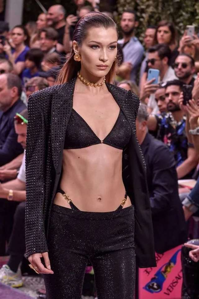 为什么穿低腰裤的女生腰上总有两根带子