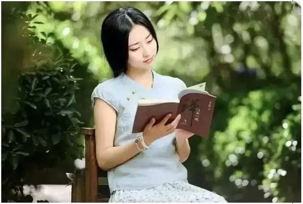 优雅的女生看书书侧面图片