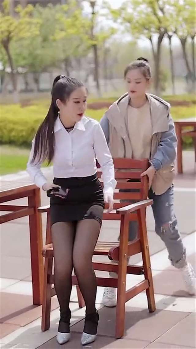 小露美女风情,彰显可人美丽, 凹凸有致,一双腿